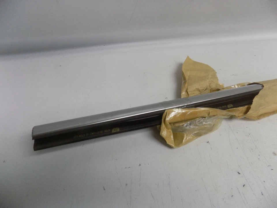 Nuevo OEM 2003-2011 Lincoln Town Car Puerta Trasera Derecha Cinturón Moldura Restricción de Climatización Nuevo de Lote Antiguo Foto 2 de 3