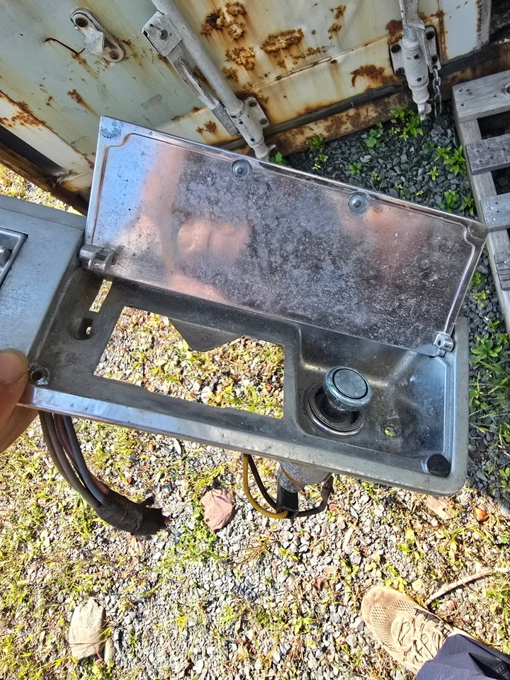 1967 CADILLAC DEVILLE FLEETWOOD LH REAR DOOR PANEL TRIM ASHTRAY LIGHTER 9709757 - Image 3 of 3