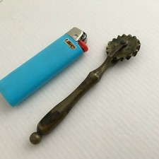 ANTICA SPERONELLA IN BRONZO ROTELLA TAGLIA PASTA FRESCA VINTAGE CUCINA INIZ.900