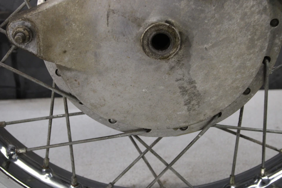 Roda traseira 1972 Yamaha R5C 350 4330.KN - Imagem 3 de 4