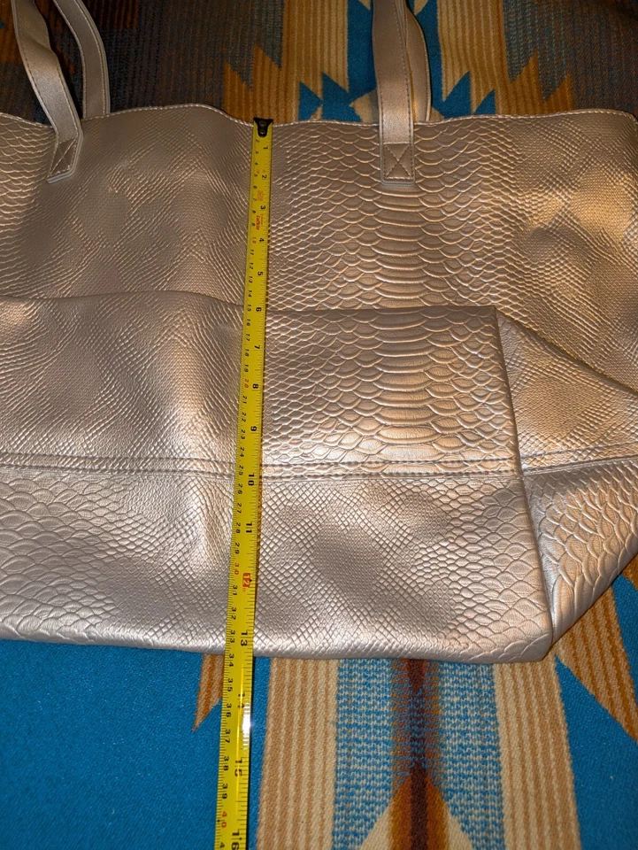 Bolso de Mano Grande Bath & Body Works Cuero Sintético Repujado Cremallera Serpiente Metálica. Foto 3 de 4