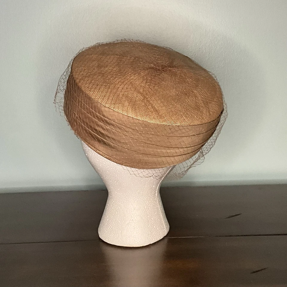 Винтажная шляпа-таблетка середины века с вуалью - Juli-Kay Chicago - Изображение 3 из 4