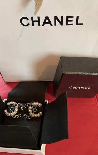Beautiful CHANEL 2020 White Pearl Black Crystal CC Stud Earrings