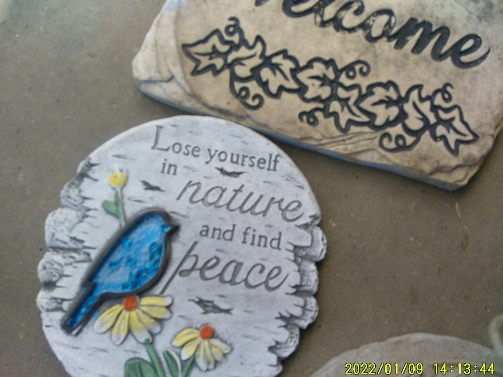 ASSORTMENT OF USED RESIN STEPPING STONES VERSES PLUS STONE SEASONAL