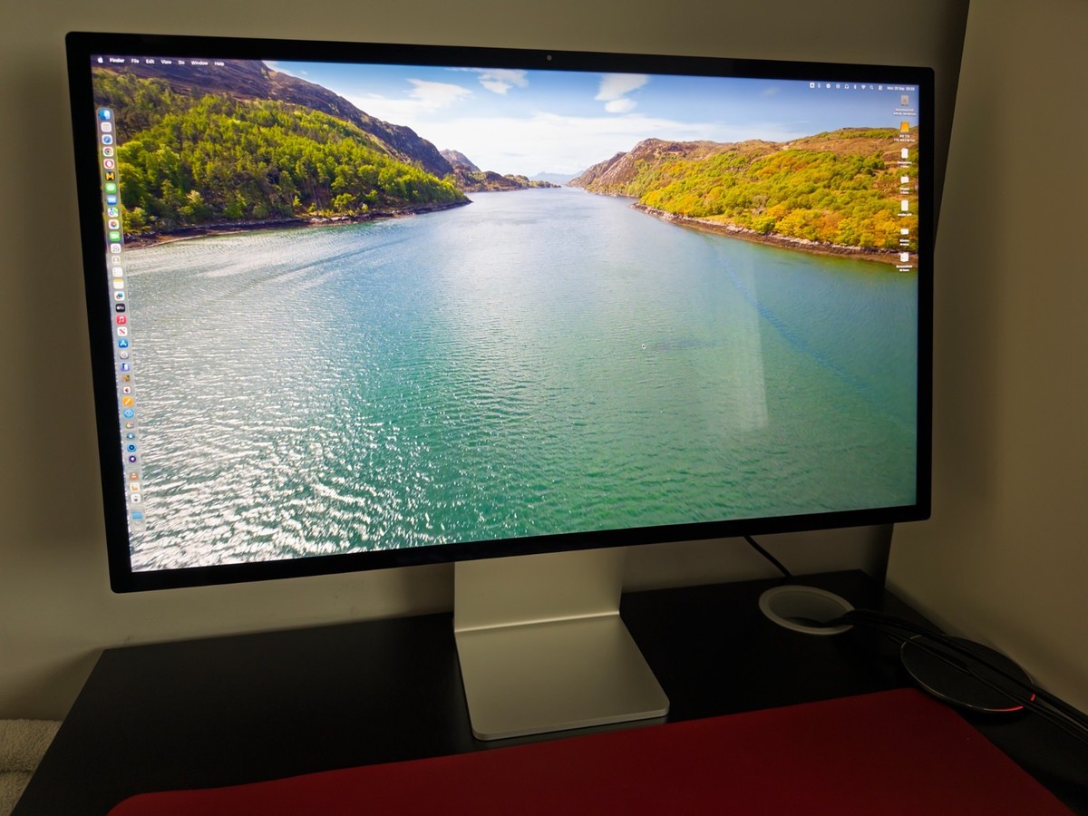 Apple Studio Display　27インチ Studio Display - Standard glass - Tilt-adjustable stand
