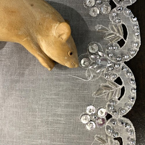 2 x PLACEMATS / CENTREPIECES 30cm - Sheer Grey w/ Silver Sequins & Cutwork VGC - Foto 7 di 7