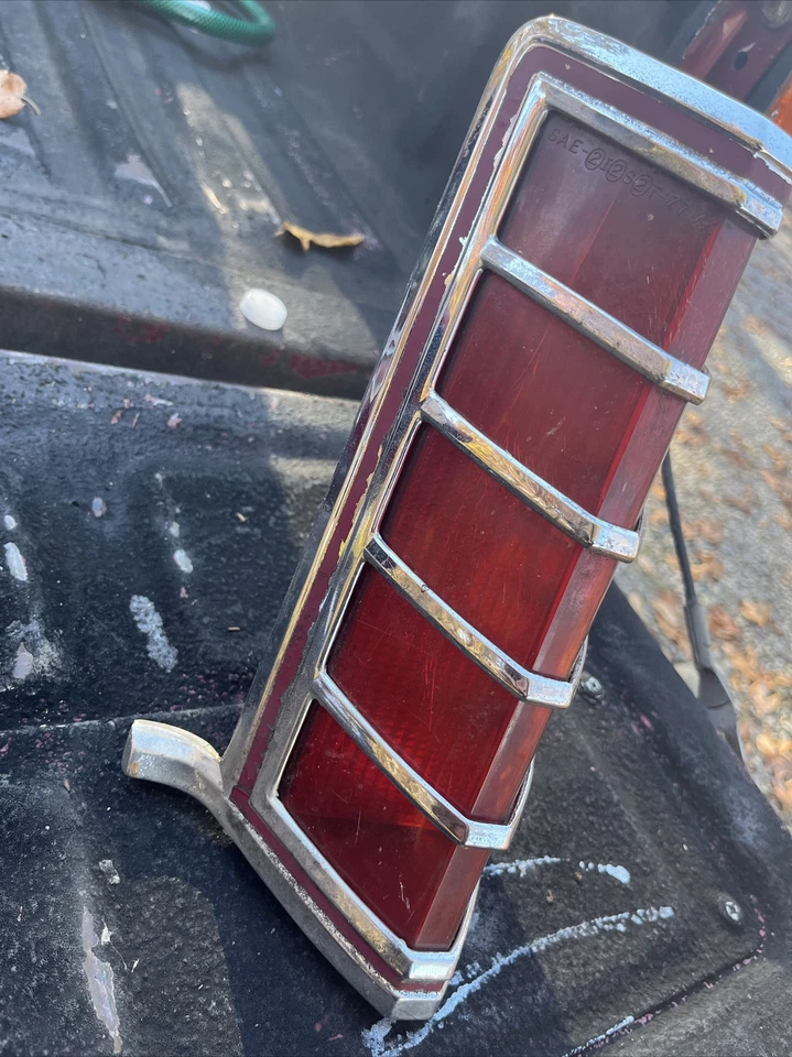 Lincoln Mark V 1977 1978 1979 5 luces traseras pasajero derecho trasero 77 78 79 bonito Foto 2 de 4