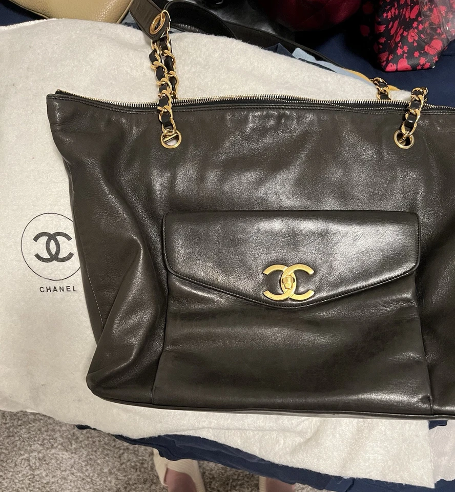 香奈儿 24k 黑色鱼子酱大号前口袋托特包带原装。 盒子,防尘袋 + — 第 2/4 张图片