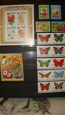 Ces 5 lots timbres- Blocs Feuillets Burundi tous neufs 1987-1993 - Photo 1/4