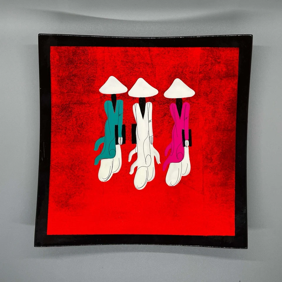 VIETNAMITA Juego De 2 PLATOS DECORATIVOS CURVOS LACADOS ROJOS 3 MUJERES CON LIBROS USADOS EN EXCELENTE ESTADO Foto 2 de 4