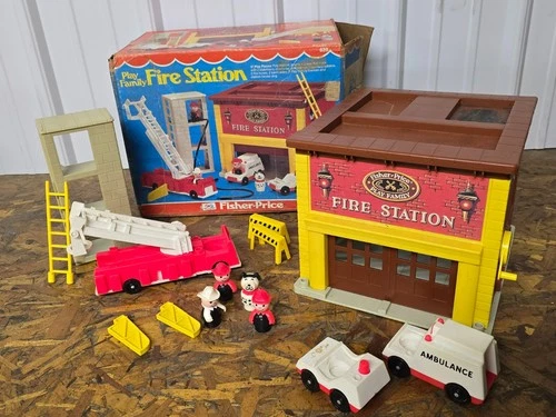 Vintage 1980 Fisher Price Play Family FIRE STATION #928 Little People in Box