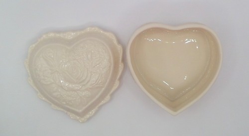 Andrea by Sadek Porcelain Heart Shaped Trinket Box with Lid Floral Pattern - Picture 9 of 10