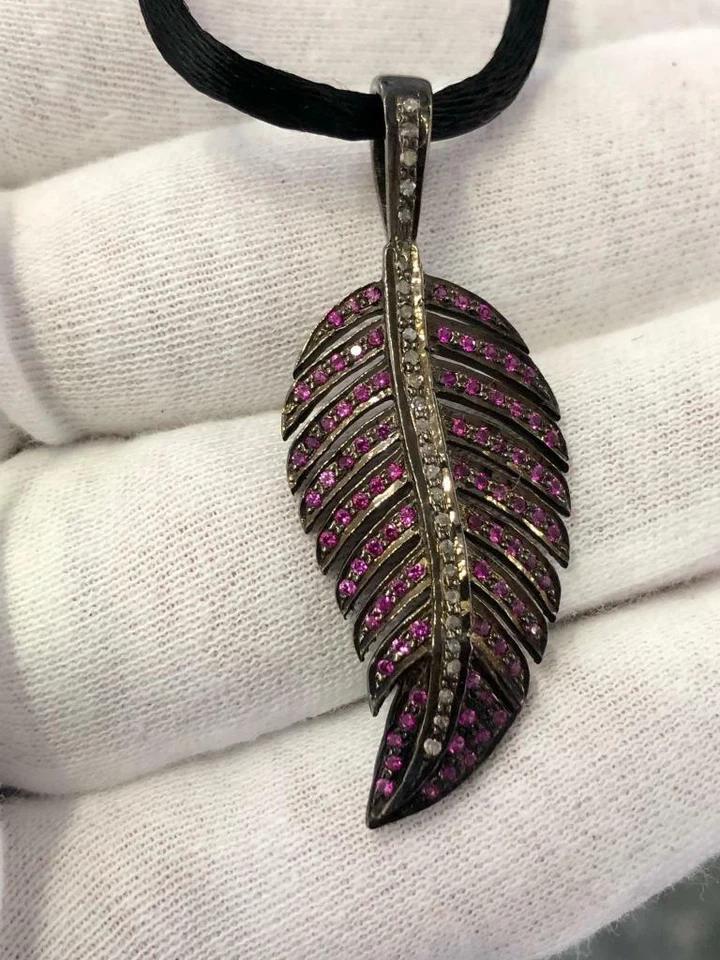 Collar Pavé Diamantes Diseño Hoja Rubí Rojo Esterlina y Natural Seda Negra 16" L