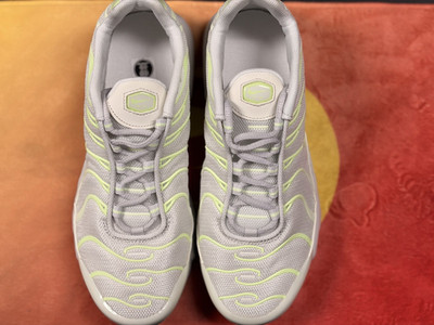 Nike Air Max Plus TN Men s Low Top Lace Up Mesh Sneakers Gray/Green No Box