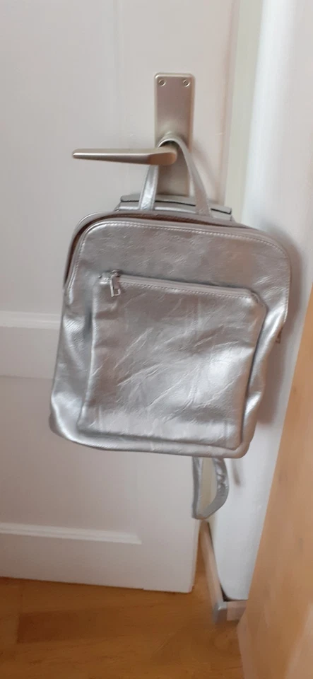 Neuwertiger schöner Rucksack in silber Lederoptik
