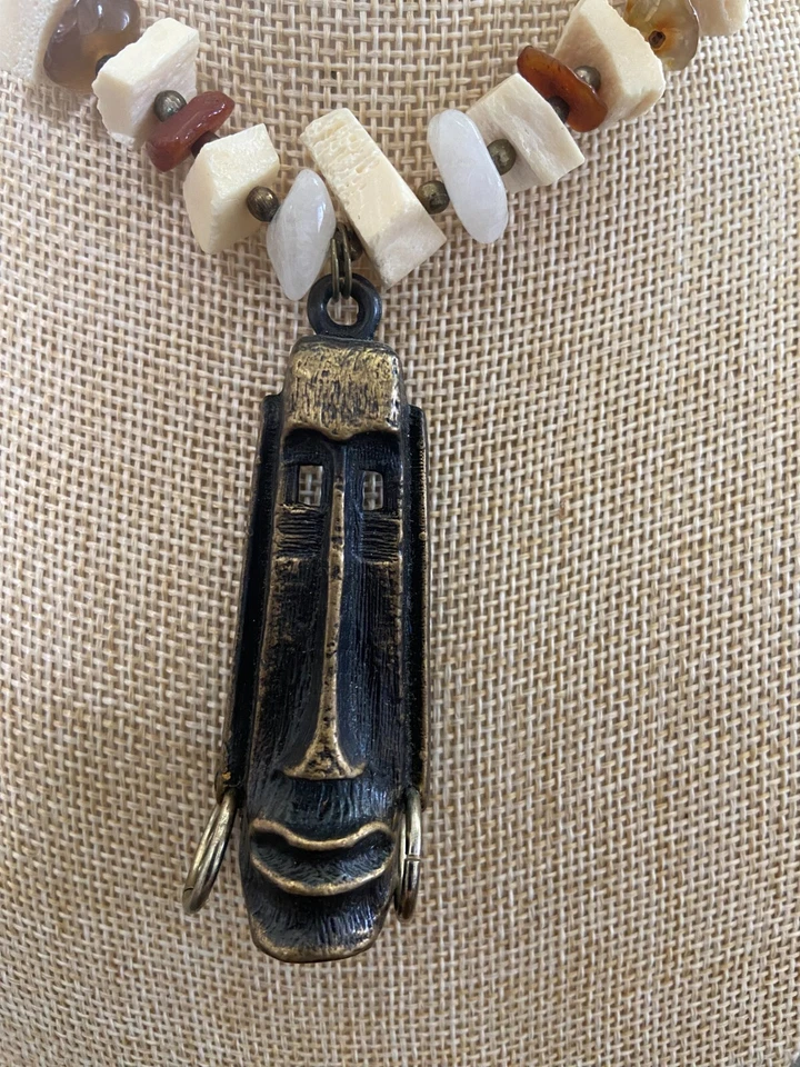Collar vintage de piedra y hueso con colgante tribal vintage Foto 3 de 4