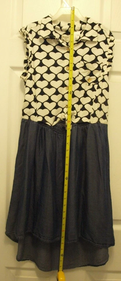 Девочек Guess размер 16 платье джинсовой ткани материал черный/белый сердца бывшие в употреблении - Изображение 4 из 4