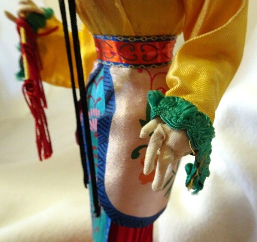 MUÑECA CHINA DE PAPEL MACHÉ DE COLECCIÓN 15" DISFRAZ - SOPORTE DE PLÁSTICO - ORIENTAL - Imagen 4 de 9