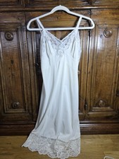 BEAUTIFUL VINTAGE 1950's "LADY LYNNE" IVORY CREPE FULL SLIP