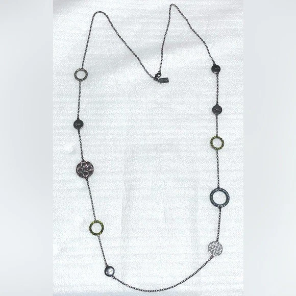 Collar largo de cadena de metal armado con logotipo de Coach Foto 2 de 4