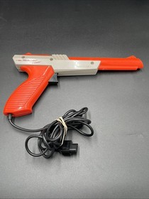 Nintendo NES Action Set Console with Zapper Controllers Game & Box No Power Cord
