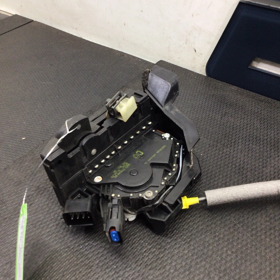 Jaguar XJ8 2006 - Actuador de bloqueo de puerta del pasajero delantero derecho Foto 2 de 4