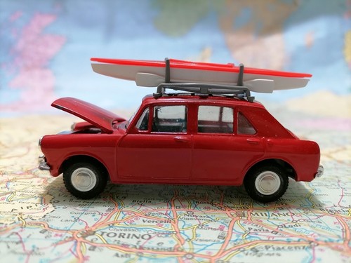 MORRIS 1100 con Canoa - Vintage Scala 1/42 , Spot-On 274 Made in N. Ireland 1965 - Foto 2 di 11