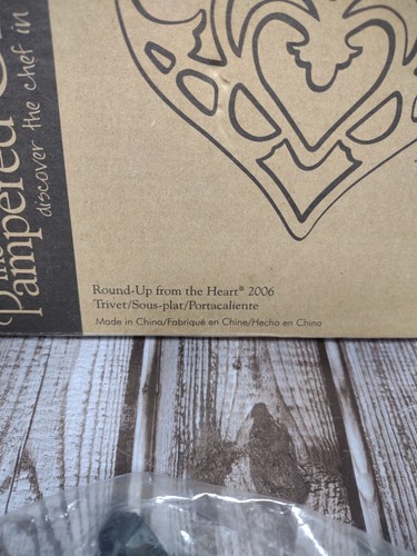 2006 Pampered Chef Round-Up from the Heart Trivet 2937 Cast Iron Collectible - Picture 4 of 5