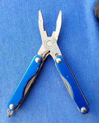 Retired Leatherman Squirt P4 Pliers Knife Solid!  Very NICE!
