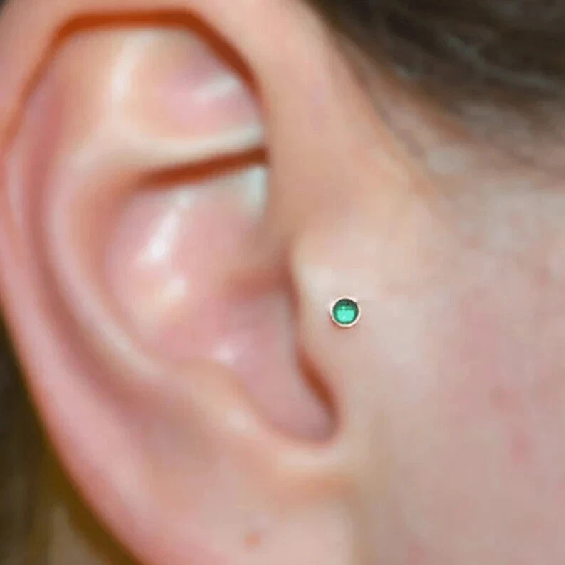 Perno perforador natural de 0,04 quilates esmeralda Tragus hélice nariz tornillo oro amarillo de 14 quilates Foto 4 de 4