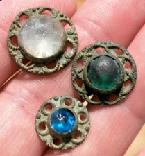 LOT 3 OLD MEDIEVAL SPANISH COLONIAL GREEN WHITE & BLUE STONE BUTTONS 15-16 TH C.