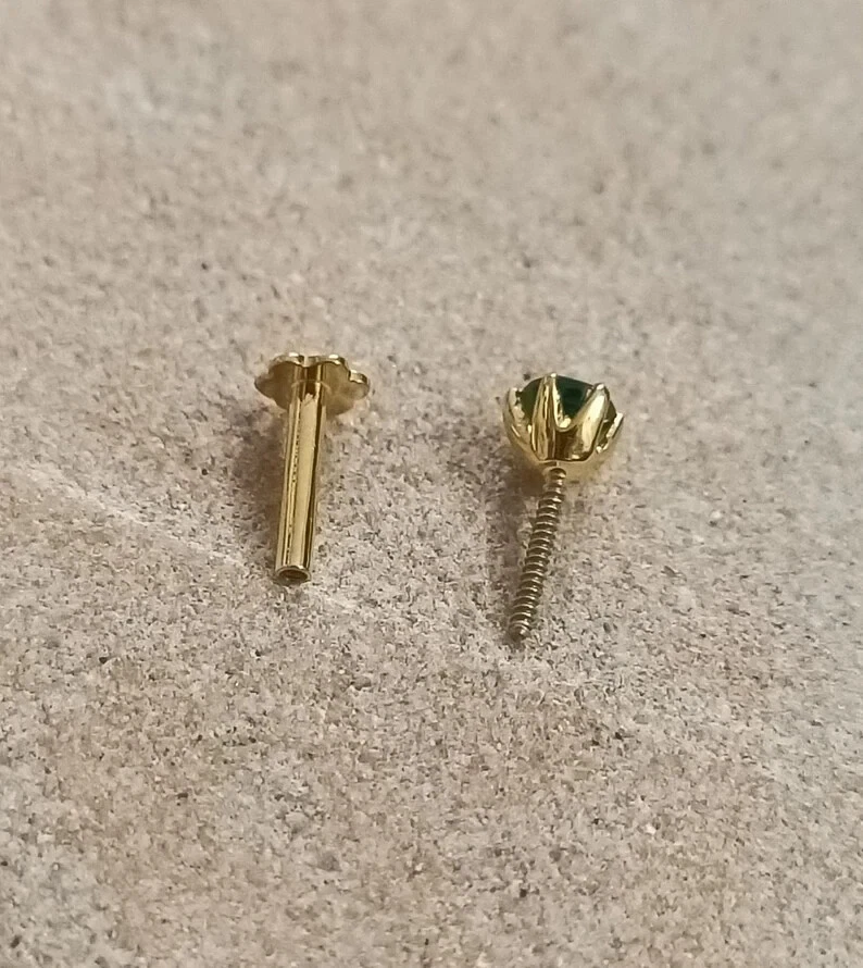 Preciosa esmeralda natural de oro amarillo de 18 k con tachuelas para hombre Foto 4 de 4