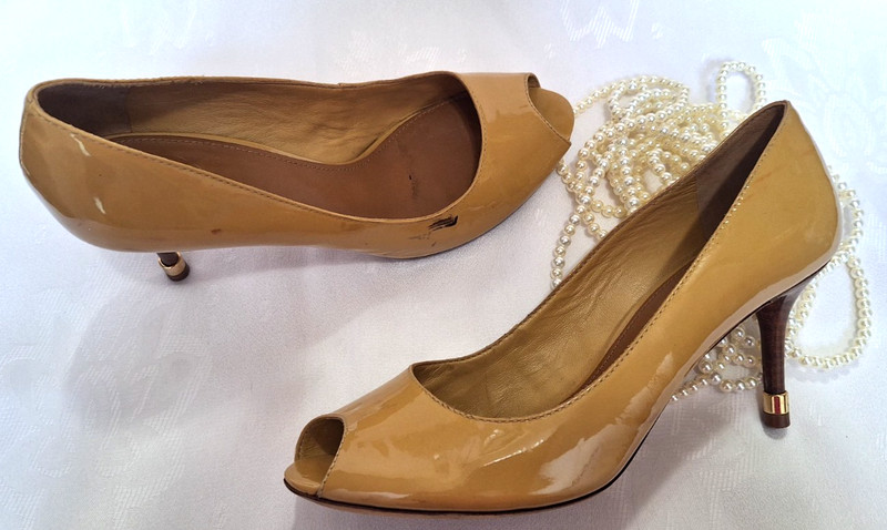 Tory Burch Slip On Peep Toe Patent Leather Pump Nude Women Sz 8.5 M Gold Logo
