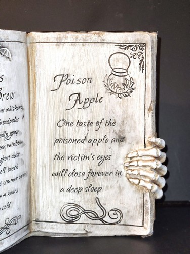 Halloween Deko offenes Zauberbuch Hexen Brautrank & Gift Apfel Skelett Hand - Bild 3 von 13