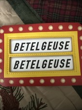 Letrero de cementerio Loungefly Betelgeuse que brilla en la oscuridad tarjetero billetera Beetlejuice 