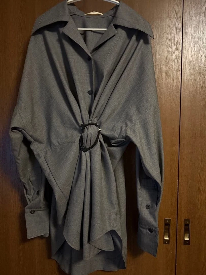 CAMISA HARUNOBUMURATA 25AW MARIALUISA LANA FRUNCIDA CON HEBILLA GRIS 36... - Imagen 2 de 4