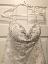 Maggie Sottero White Sweetheart Lace Beaded  A-Line Gown Size 6. Gorgeous Dress!