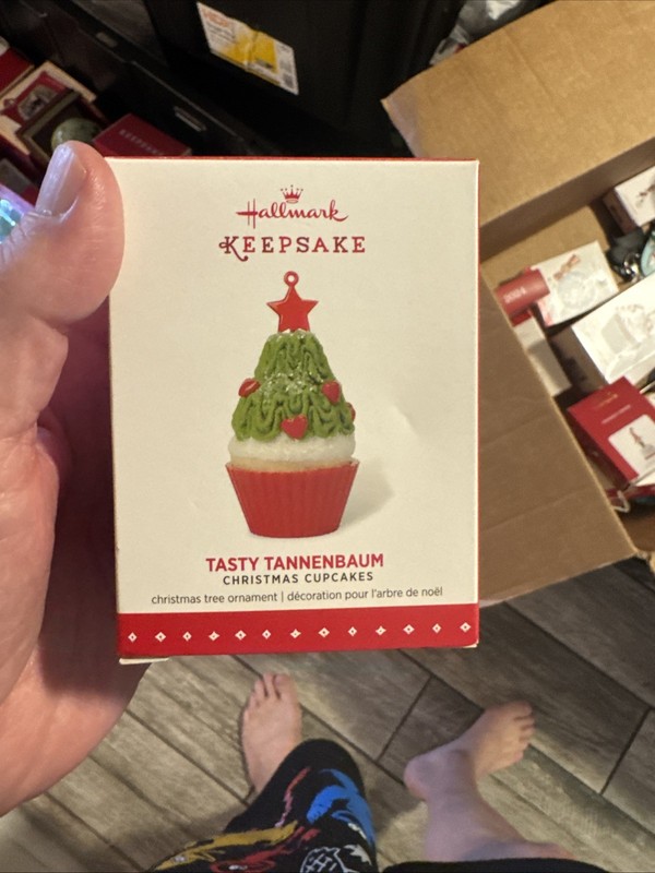 Hallmark Keepsake Tasty Tannenbaum Christmas Cupcakes 2015 Ornament