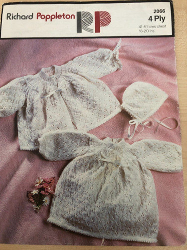 Strickmuster Richard Poppleton 2066 Babykleid, Mantel und Motorhaube