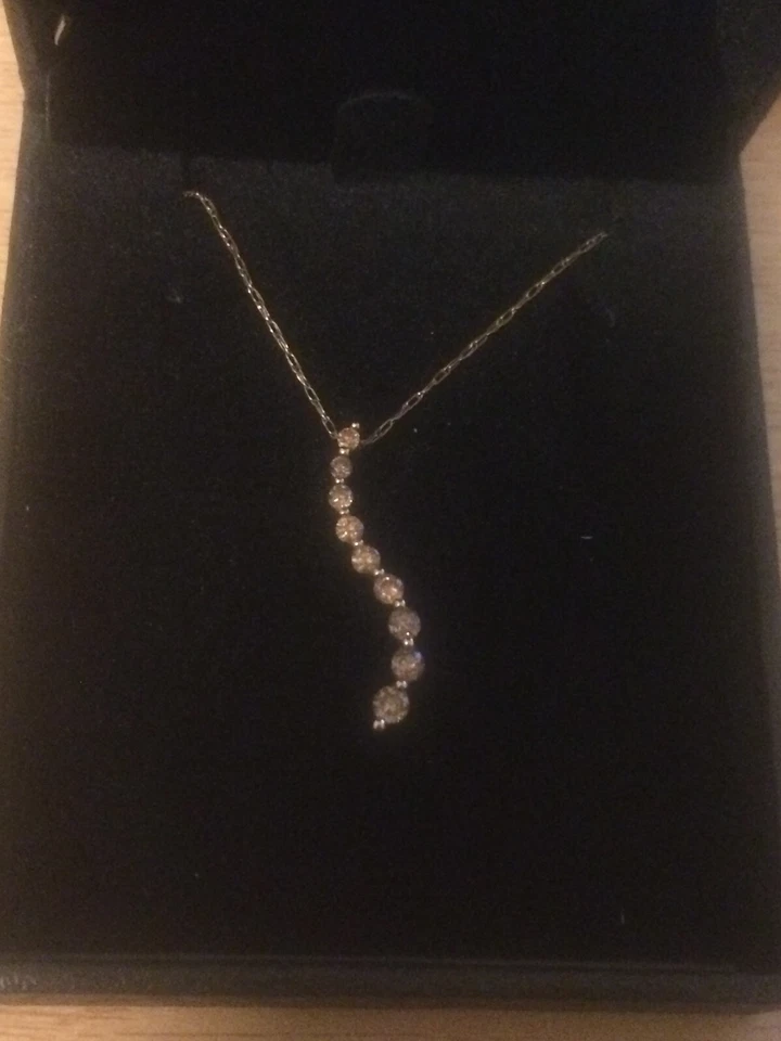 Cadena de eslabones de lujo vintage de oro amarillo de 9 quilates con colgante de viaje de diamantes champán Foto 3 de 4