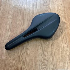 Sella Fizik Arione R3 Kium aperta 298 mm lunghezza 142 mm larghezza misura grande