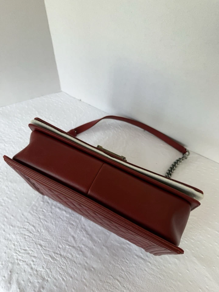 Bolso Chanel Boy con solapa acolchado de piel de cordero grande Foto 3 de 4