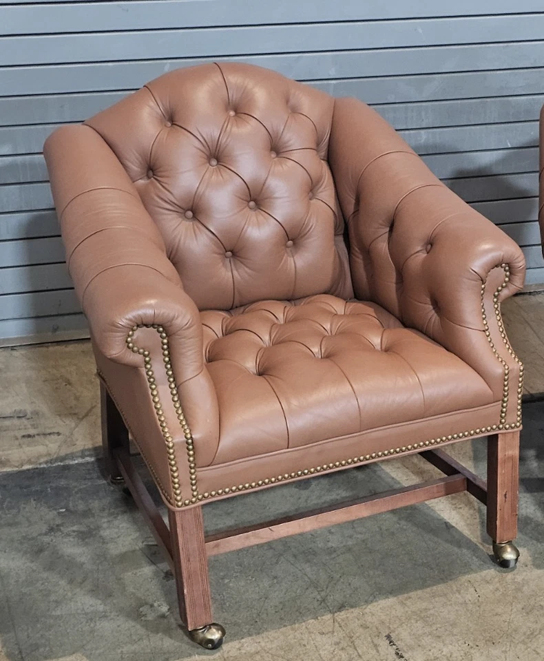 Par de sillas de club con brazos abiertos acolchados de cuero marrón con ruedas Foto 4 de 4