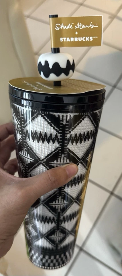 NUEVO - 2025 Vaso Starbucks 24 OZ Tono Akanbi Blanco y Negro Silicona Topper Foto 2 de 2