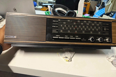 Grundig RF81U Solid State AM/FM Vintage Table Radio (Grundig RF Series)