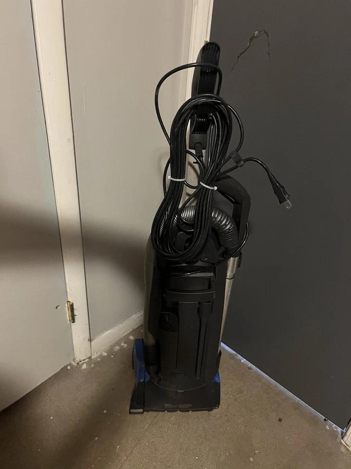 Aspiradora vertical Miele Twist S7210 azul usada en estado de funcionamiento. Foto 3 de 4