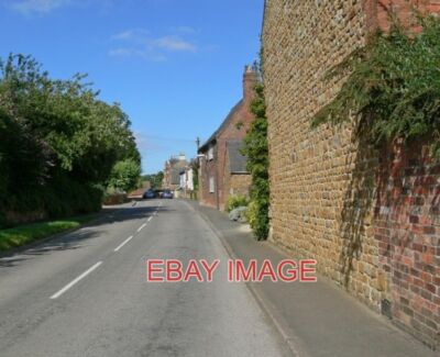 FOTO MIT BLICK ENTLANG DER HAUPTSTRASSE IN BURROUGH AUF DEM HÜGEL EIN DORF IN LEICESTERS