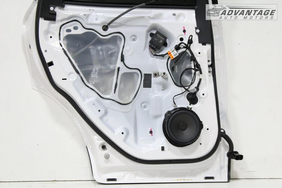 Lincoln MKC 2016-19 panel de carcasa de puerta lateral trasera izquierda blanco platino OEM Foto 3 de 4