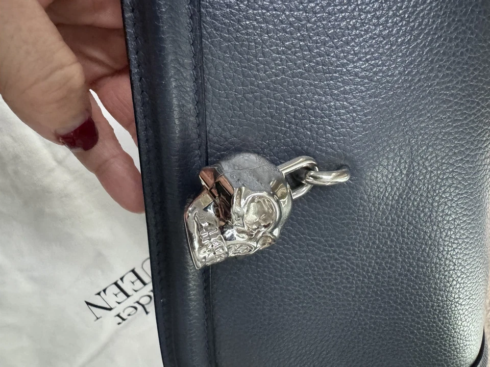 Alexander McQueen navy blue textured leather cross body silver skull handbag - Image 3 of 4