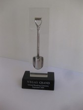 Pelle miniature Vegas Grand Ground Breaking Ceremony septembre 2004 sur support lucite